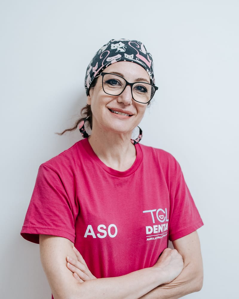 Rosalba Sottile, assistente ASO, con divisa fucsia TCL Dental e cuffia